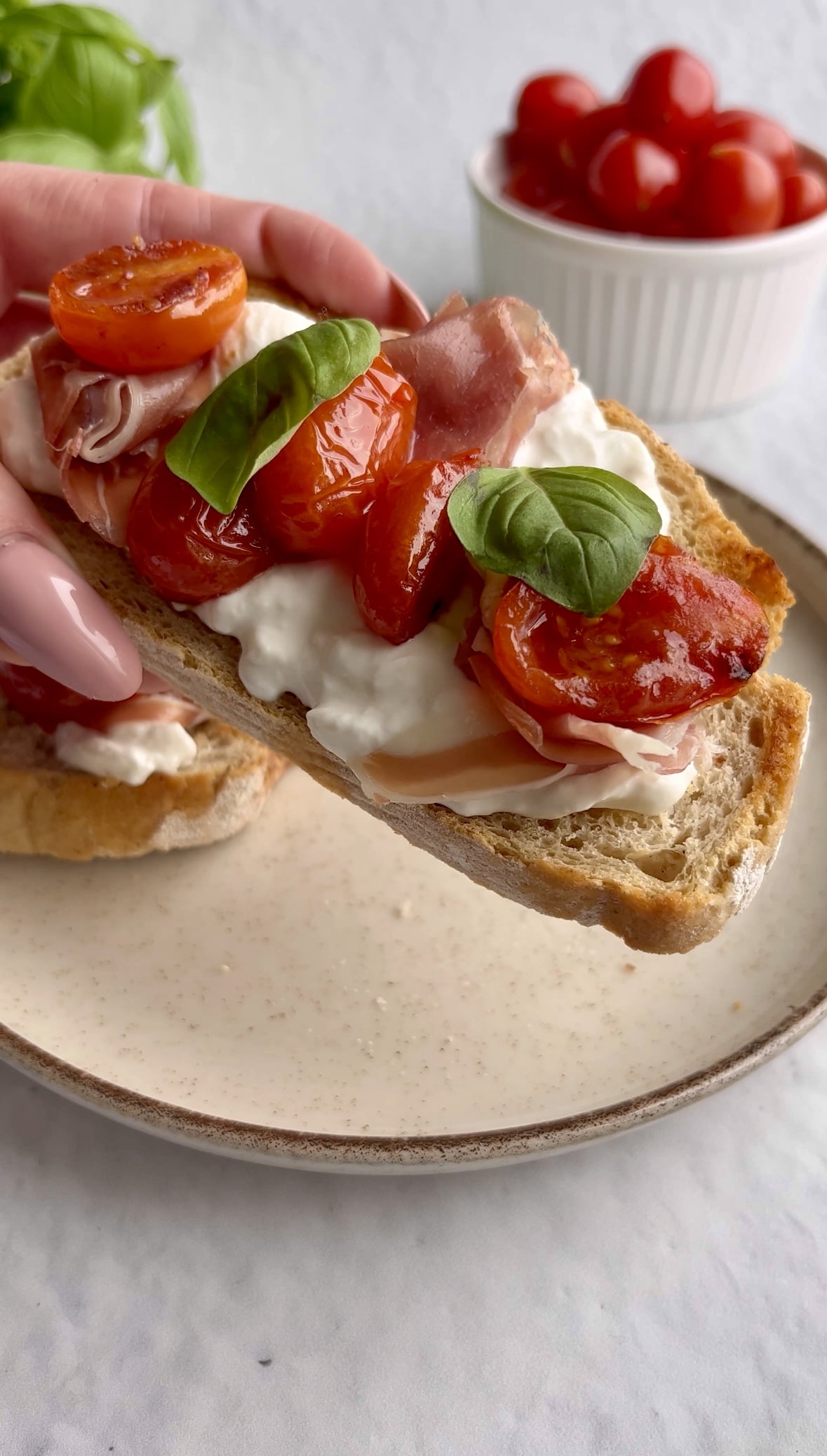 Grzanki z burratą, szynką parmeńską i pomidorami