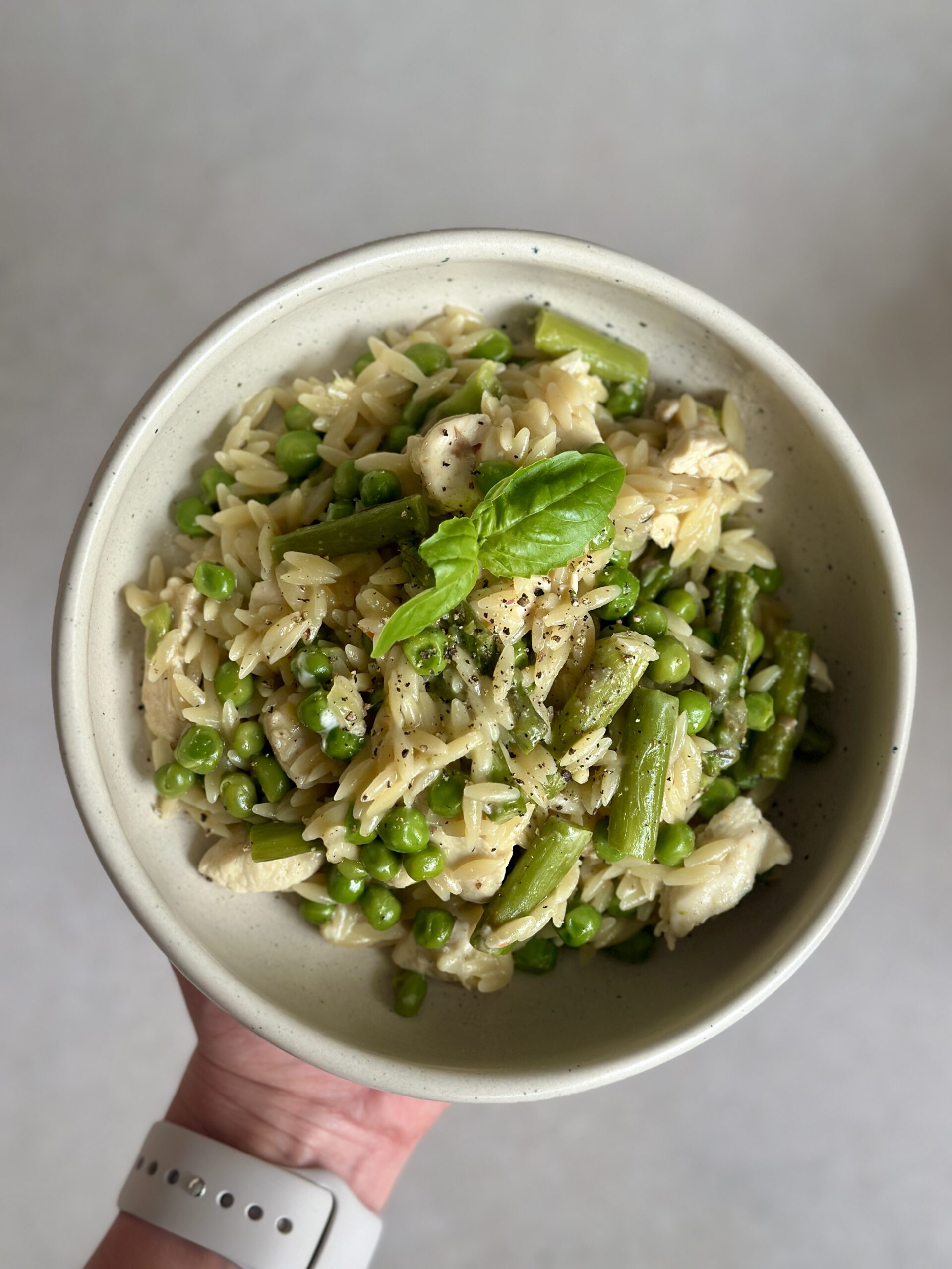 Makaron orzo z kurczakiem i groszkiem