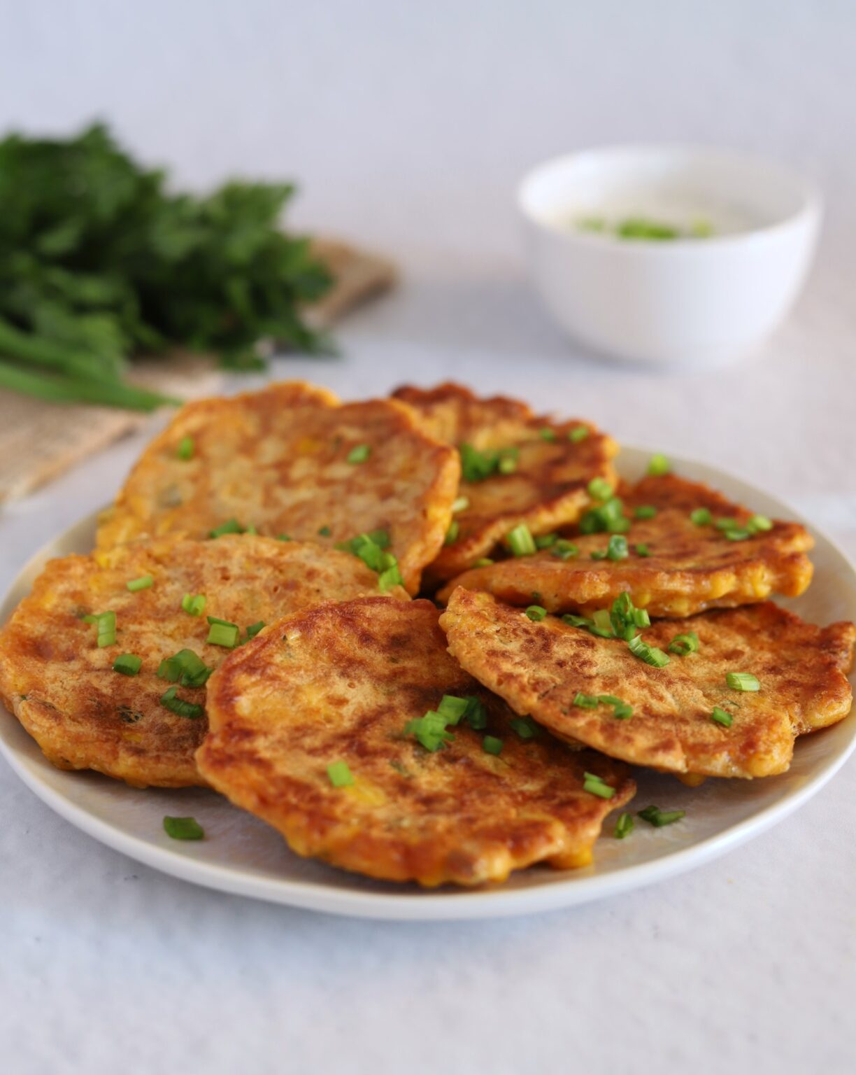 Placki kukurydziane z sosem jogurtowo-ziołowym