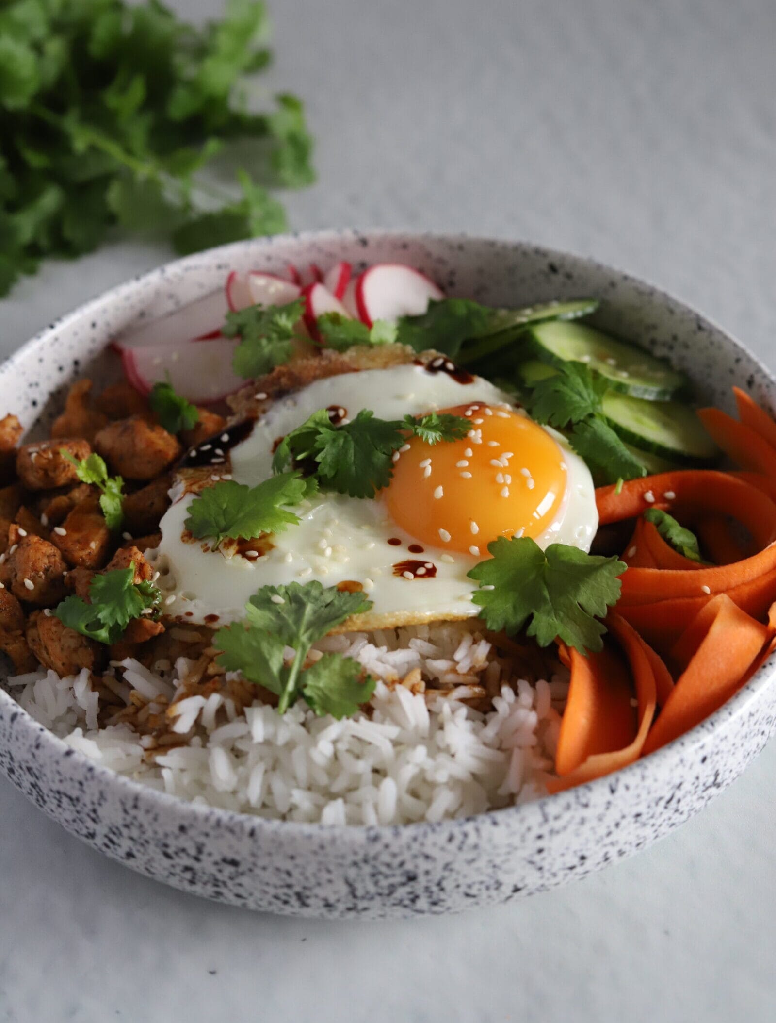 Bibimbap koreańska miska z kurczakiem