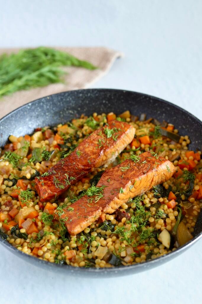 Jednogarnkowy łosoś na kaszy z warzywami