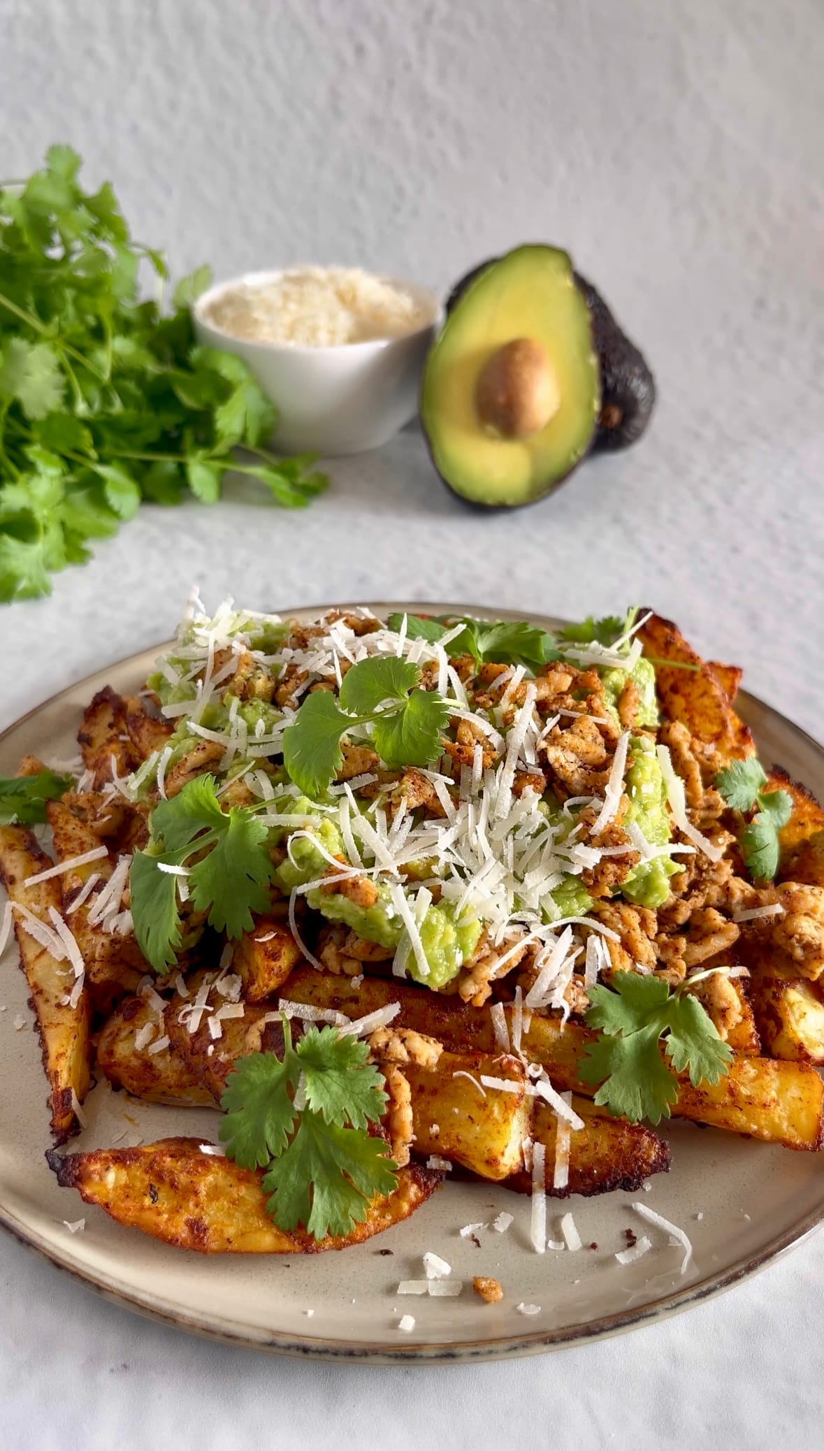 Loaded fries z kurczakiem i guacamole