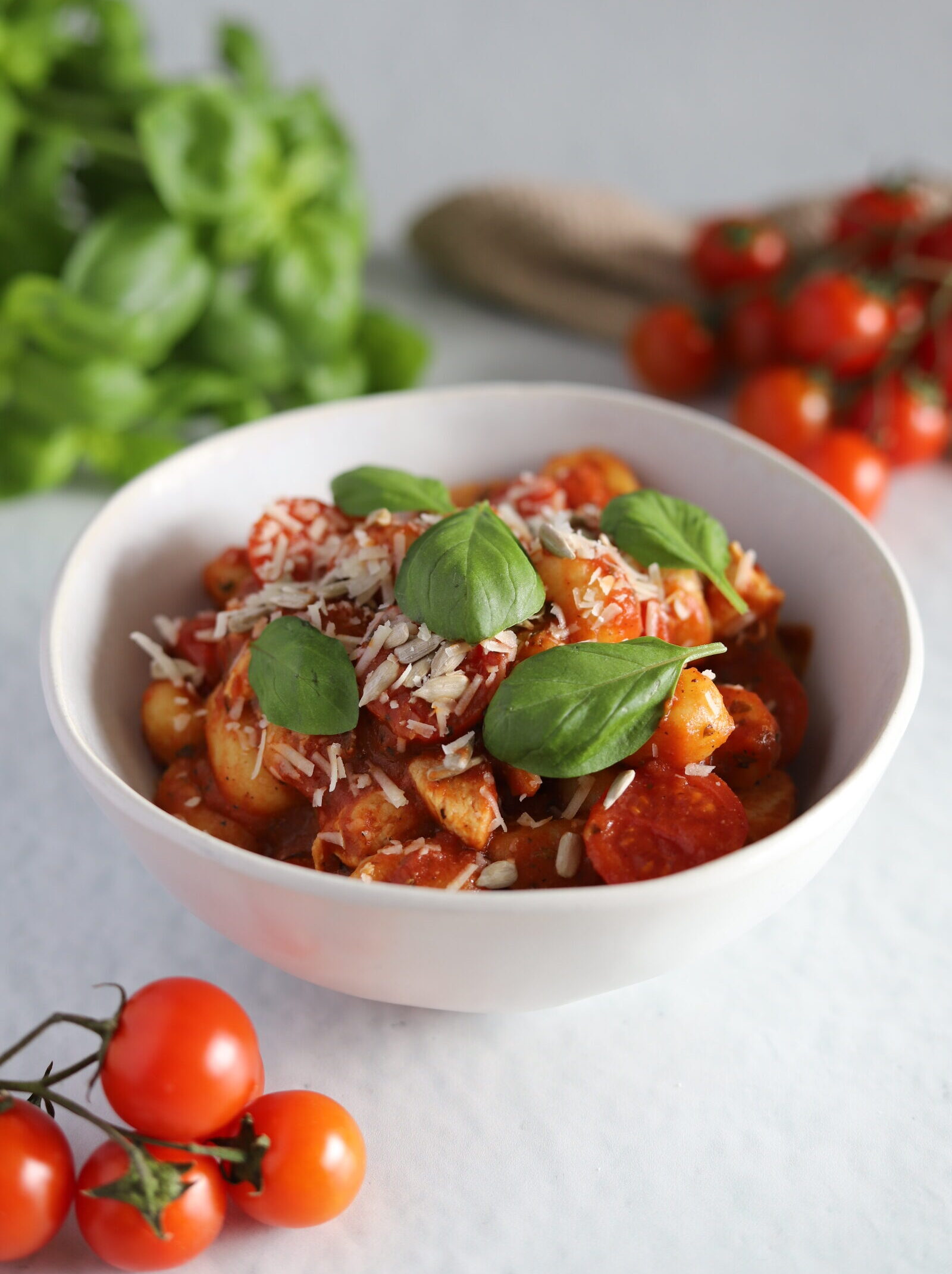 Gnocchi z kurczakiem w pomidorach