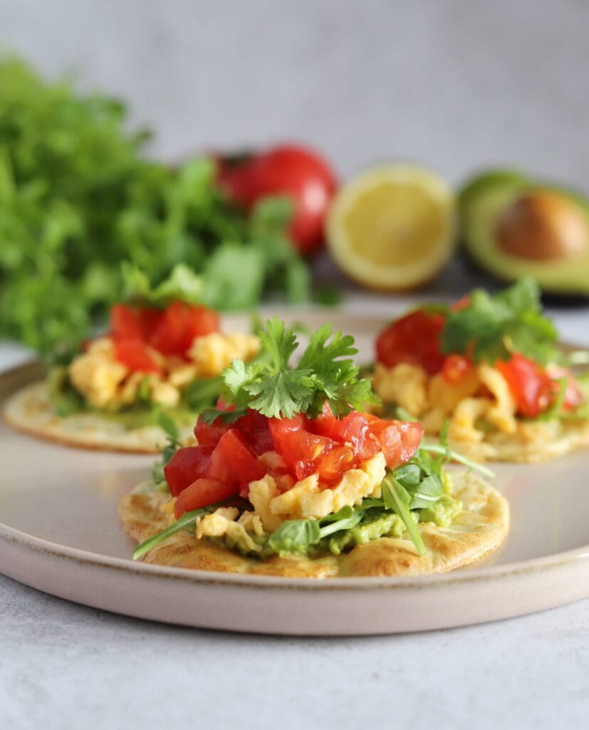 Tacos z serka wiejskiego z jajecznicą
