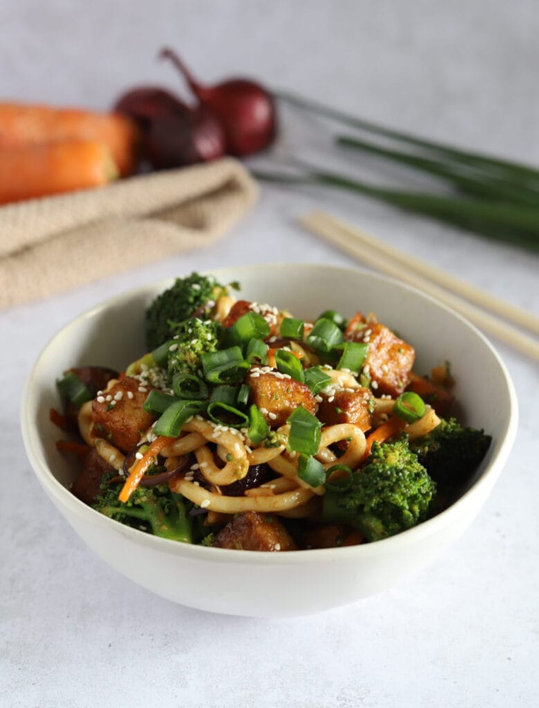 Orzechowy Udon z tofu i warzywami