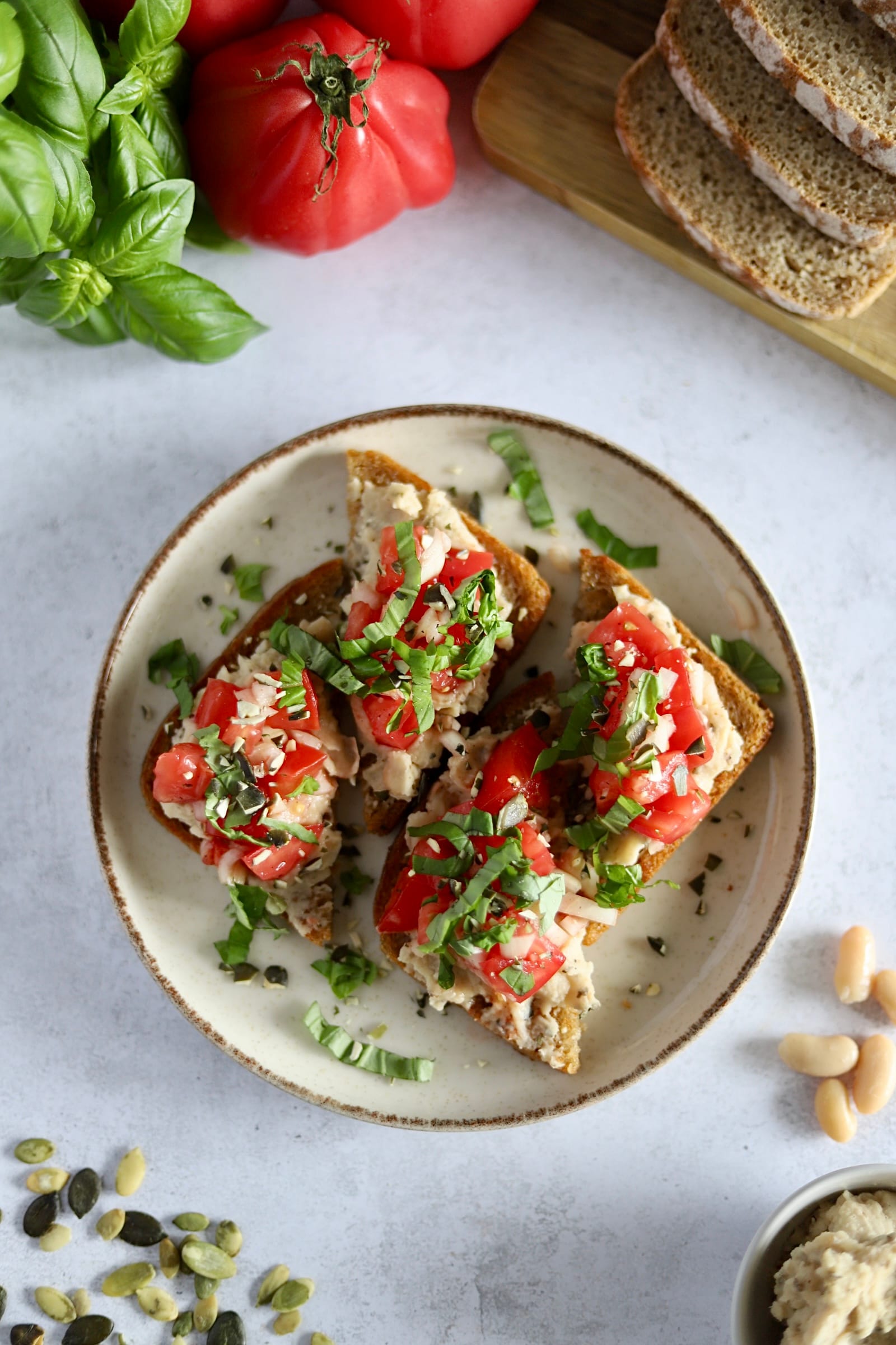 Bruschetta z białą fasolą i pomidorami
