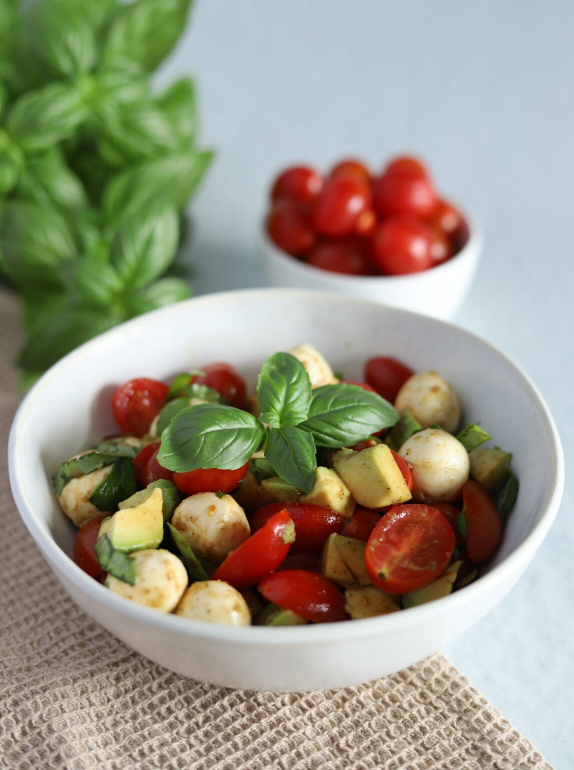 Sałatka avocado caprese