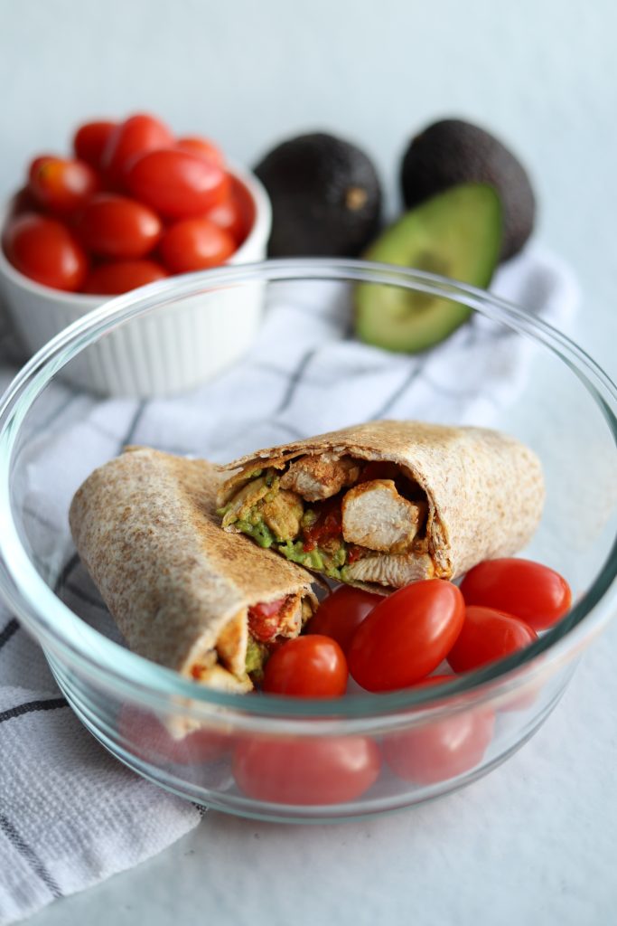 Wrap z kurczakiem i awokado
