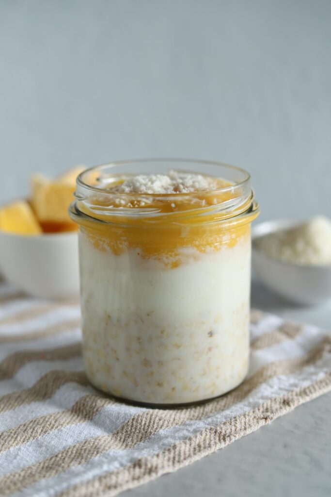 Nocna owsianka mango-kokos