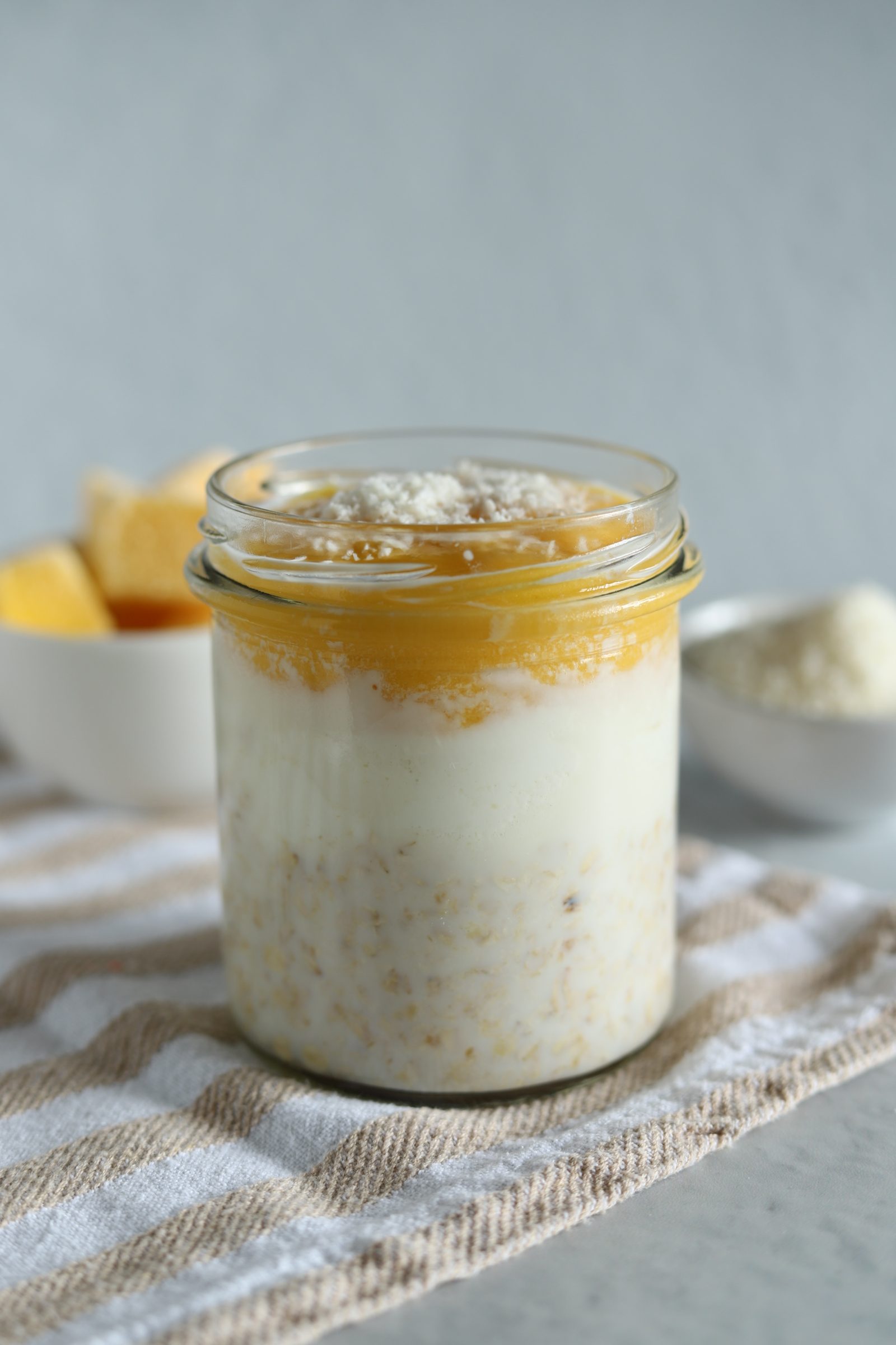 Nocna owsianka mango-kokos