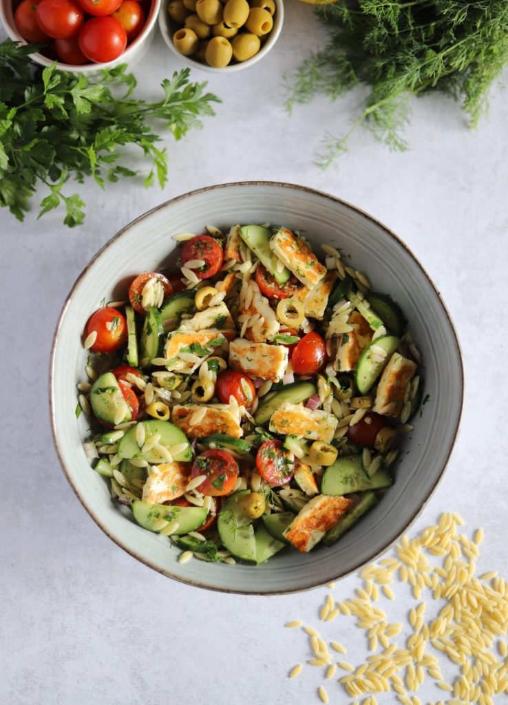 Sałatka śródziemnomorska z halloumi i orzo