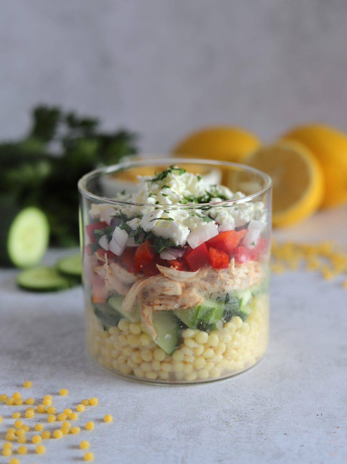 Sałatka z szarpanym kurczakiem i kuskusem