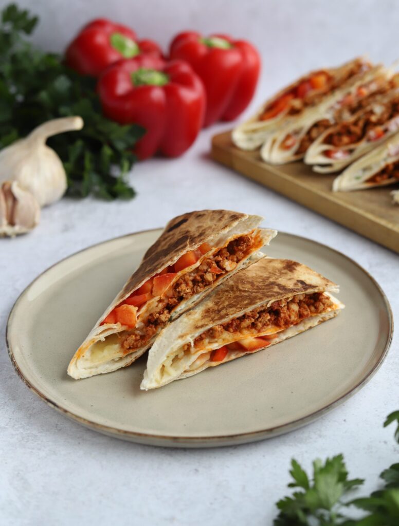 Zapiekana tortilla z mięsem mielonym i serem