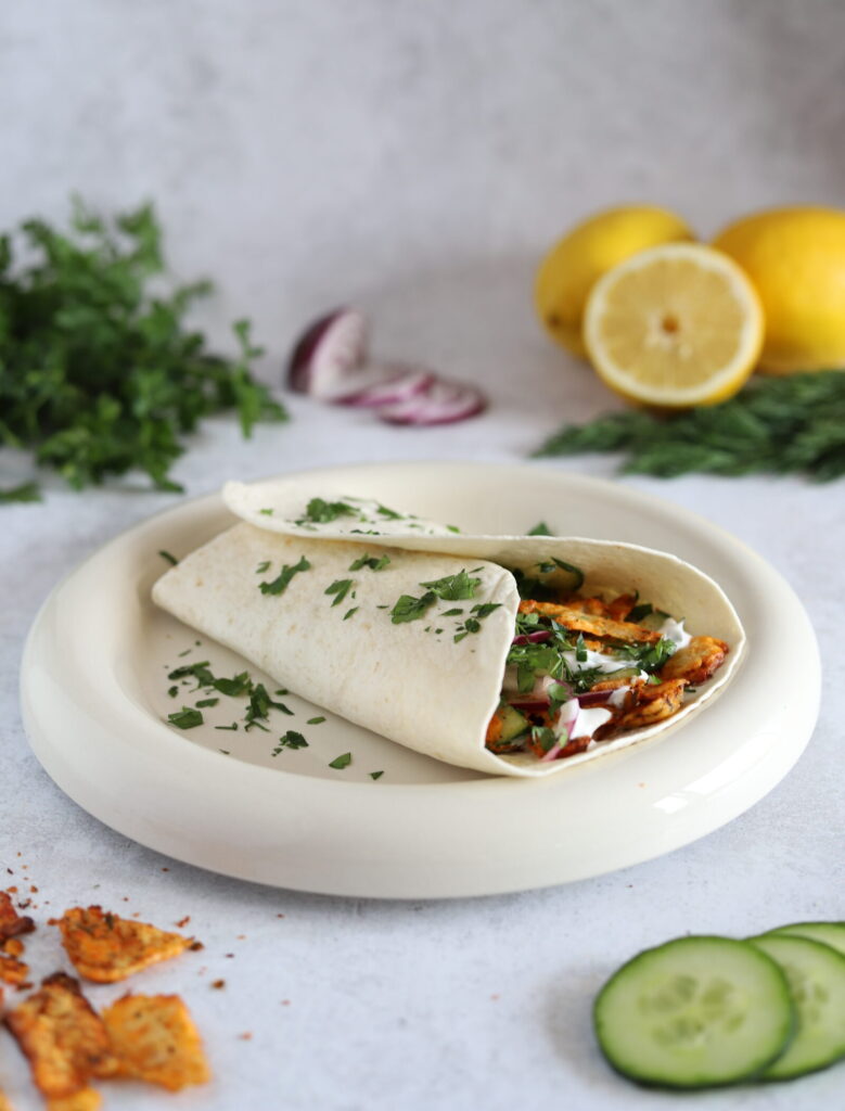 Wrap z siekanym halloumi