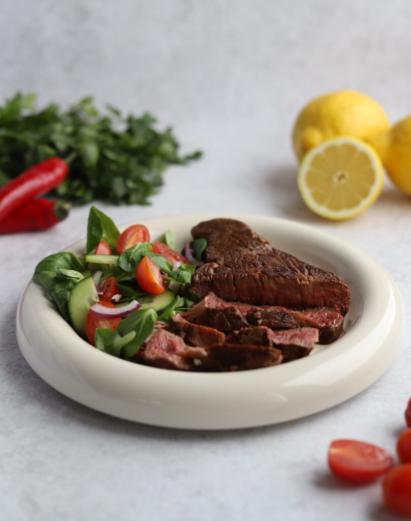 Stek z sosem chimichurri i sałatką