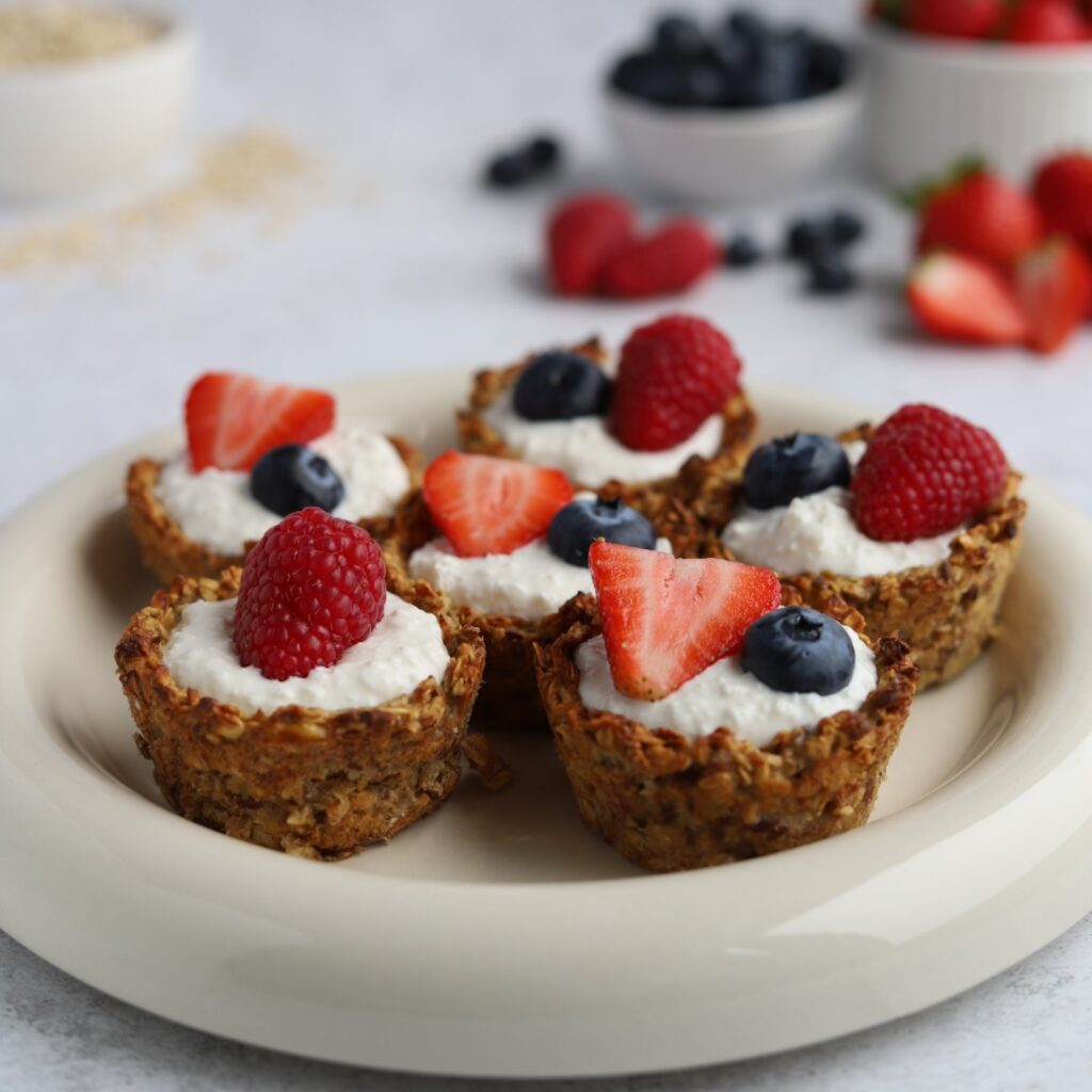 Granola cups z twarożkiem i owocami