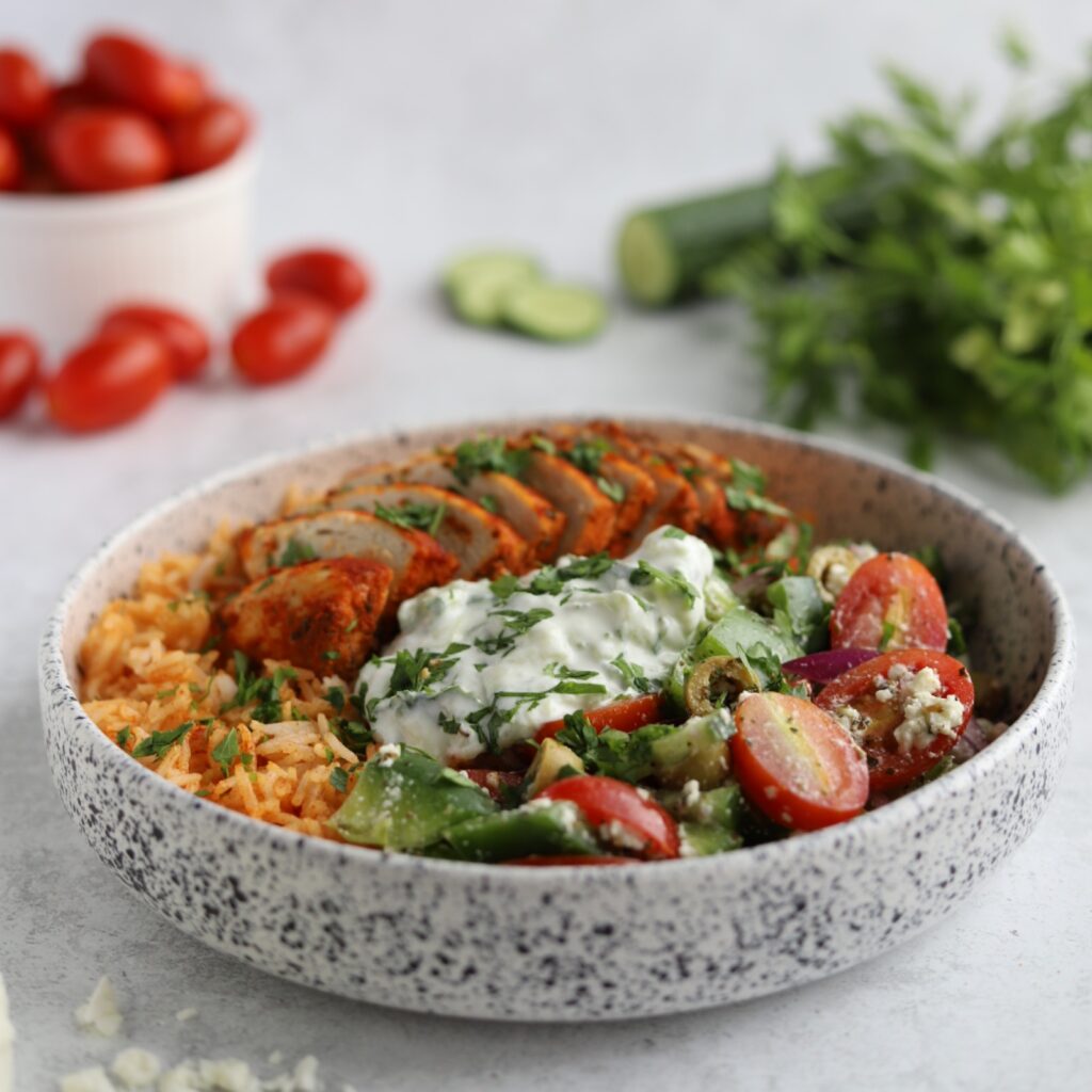 Grecki bowl z kurczakiem