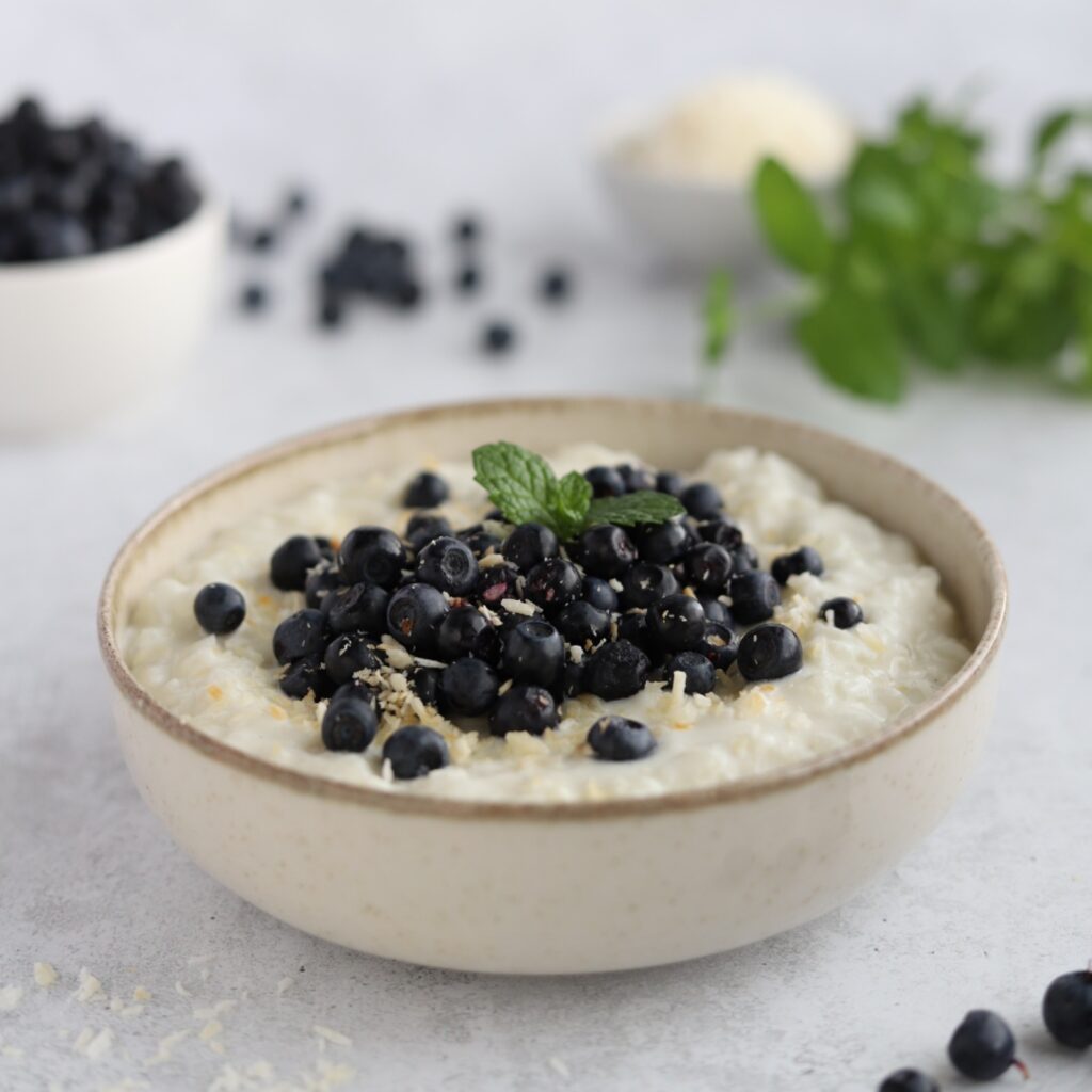 Kokosowy pudding ryżowy z jagodami
